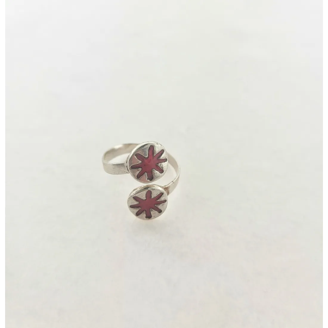 anillo-con-esmaltes-de-color-rojo